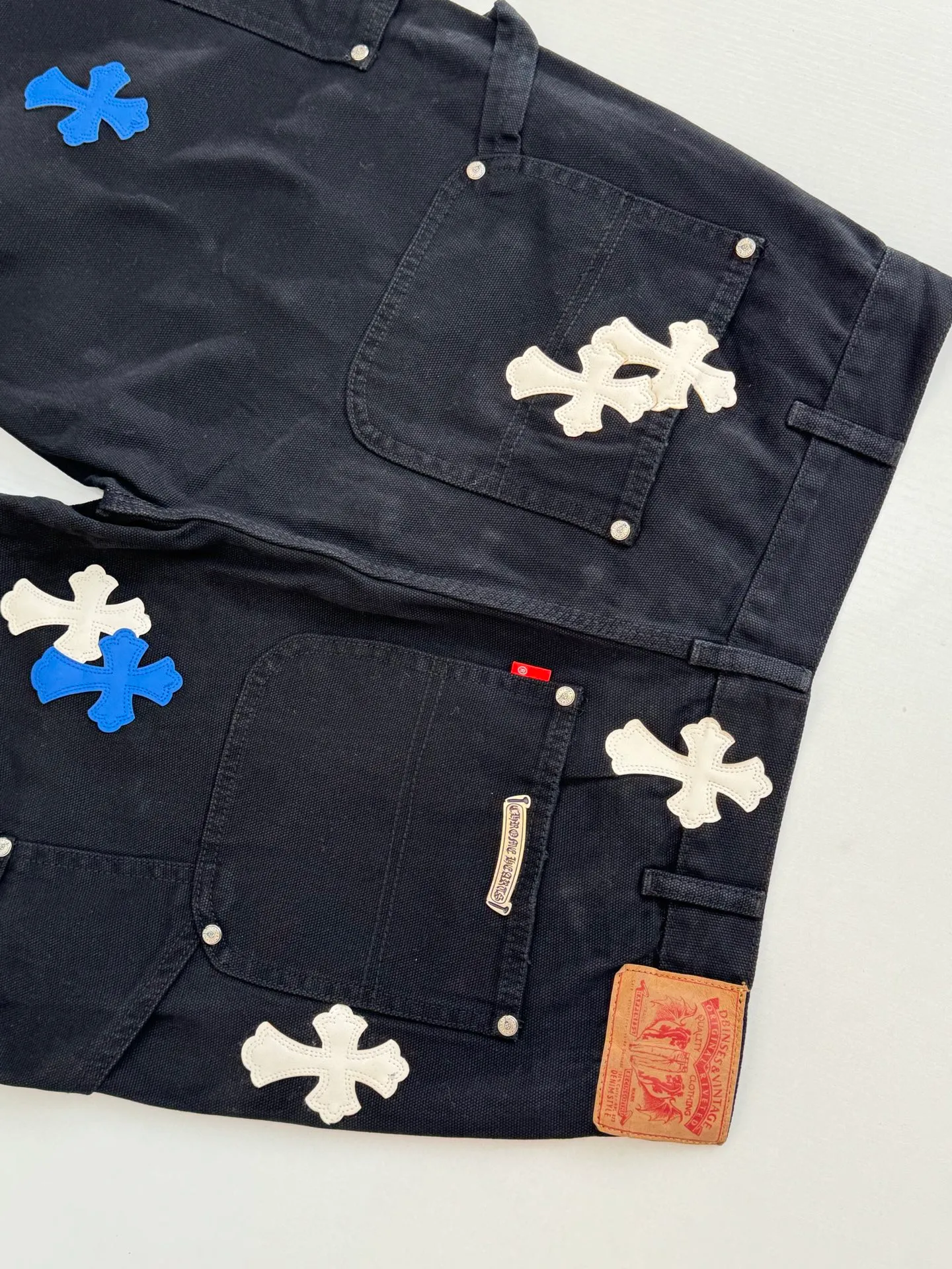 P670 Chrome Heart*/Chrome Heart CH leather work jeans are made of twill high-ounce washed denim fabric, exclusive ch-specific logging overalls pattern (not Levi's Vintage) custom-woven and dyed fabric, and the two-color cross is cowhide + sheepskin (all leather imported from Italy is custom-dyed separately, with consistent texture and no color difference). The stitch length, thread color, and wiring of the car are exactly the same. The inner lining is jacquard, with embroidery on the waist, 925 silver hardware, and heavy-duty washing and manual polishing.  Size: 32/34/36/38